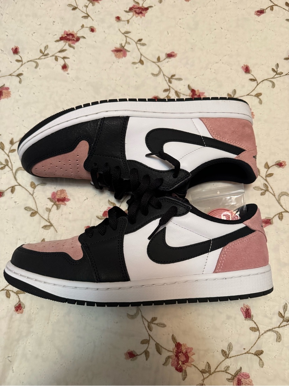 Air Jordan 1 low og bleached coral sz 11